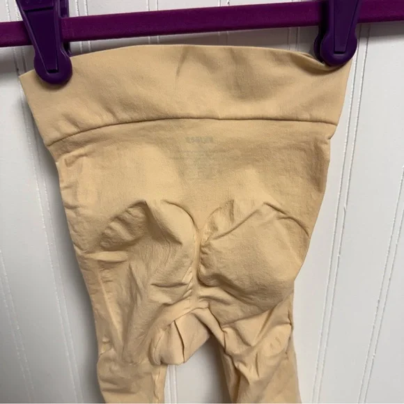 Skims Everyday Sculpt Above The Knee Short Sand XXS - Picture 5 of 9